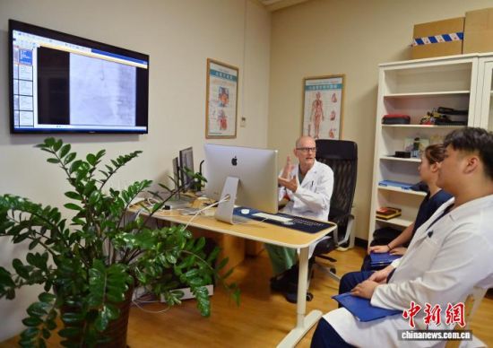 10��17�գ������L����������(��һ)�������t(y��)���������g(sh��)��(j��ng)������� �z