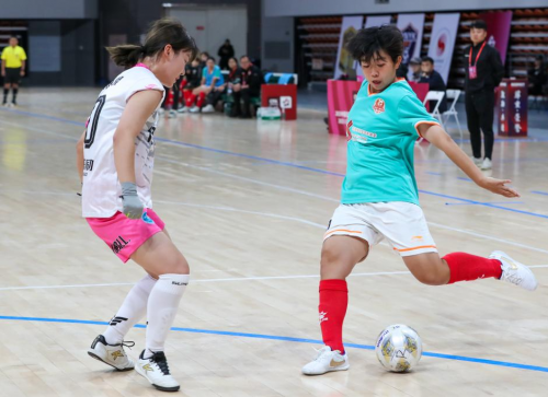 長春長早風(fēng)云隊(duì)球員王悅馨(左)在比賽中盯防北京體育大學(xué)隊(duì)球員王銀梨 長春長早風(fēng)云隊(duì)球員王悅馨(左)在比賽中盯防北京體育大學(xué)隊(duì)球員王銀梨