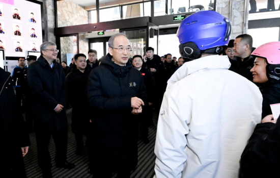 11��22��������ʡ2025-2026��ѩ���_(k��i)���ߵ�31�ü����Fڡ��ѩ��(ji��)�_(k��i)Ļʽ�ڼ����������ɻ����ȼم^(q��)�e����ʡί��(sh��)ӛ�S��(qi��ng)��ѩ�ߴ�d�c��ʡ�ο��H�н�����