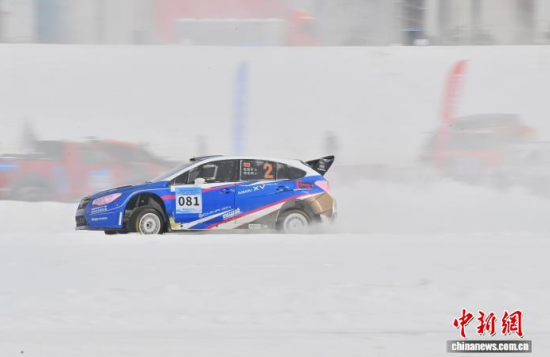 1��15�գ������L(zh��ng)����܇(ch��)���ڱ�ѩِ���ϼ��Y�������� �z