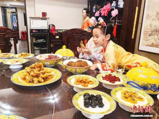 2��5��������ʡ�������������M����Сʳ��Ʒ�L���M��˴��롱����������ӛ�� ʯ���� �z